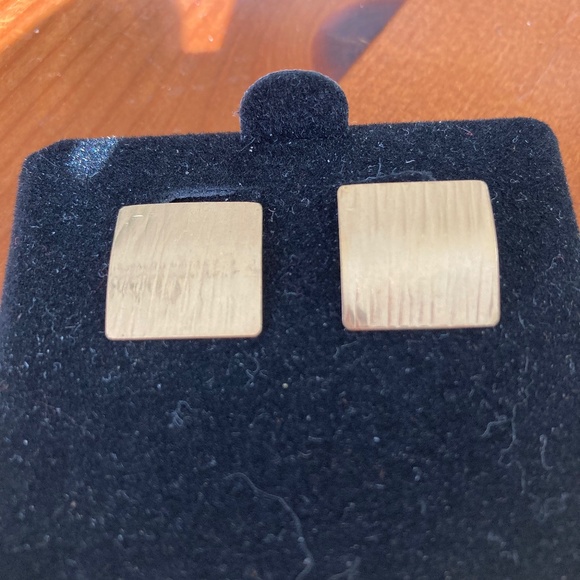 Square textured gold earrings - Picture 1 of 1